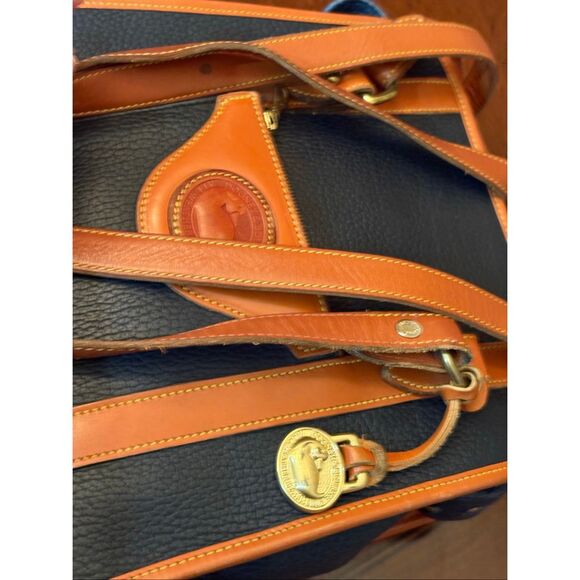 DOONEY & BOURKE - Vtg. All Weather Leather (AWL) Shoulder Bag/Navy & British Tan - Picture 9 of 16